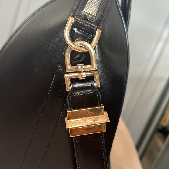 Givenchy Antigona Medium Bag - Picture 6 of 11
